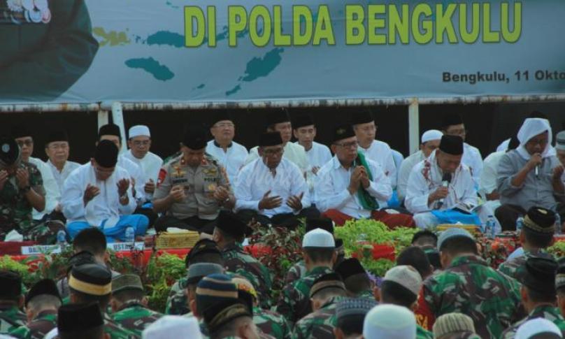 Mewujudkan Indonesia Damai Sejahtera, Polda Bengkulu gelar Istighotsah dan Doa bersama serta dalam peringatan Hari Ulang Tahun (HUT) TNI ke-74 di Halaman Mapolda Bengkulu, (11/10). 