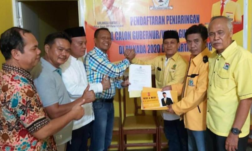 Pengembalian berkas formulir Balongub, Rohidin Mersyah yang di wakili Sumardi Ketua Komisi I dari Fraksi Golkar DPRD prov Bengkulu, Jumat (25/10).
