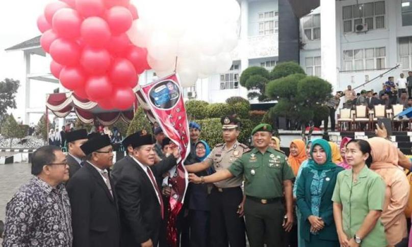 Pelepasan balon usai upacara memperingati HUT Sumpah Pemuda ke- 91 di halaman kantor Bupati Mukomuko