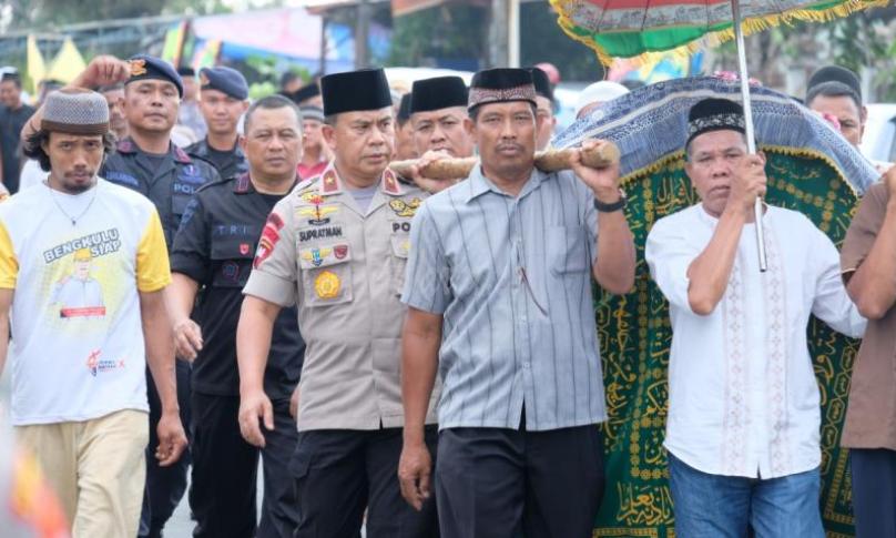 Tanpa canggung Kapolda Bengkulu Brigjen Pol Supratman, MH ikut memanggul keranda jenazah Alm Nurdiana warga Kebun Geran Kota Bengkulu, Senin (21/10).