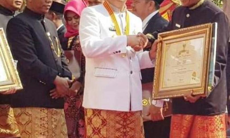 Penyerahan Piagam dan Penghargaan oleh Gubernur Bengkulu, Rohidin Mersyah.