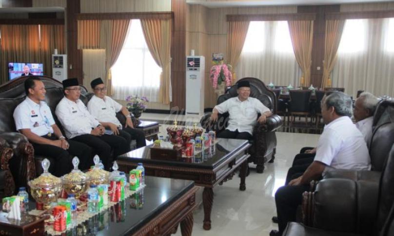 Gubernur Bengkulu Rohidin Mersyah terima audiensi Kepala Kanwil KemenkumHAM Provinsi Bengkulu Abdul Hany Beserta Jajaran, di Ruang Kerja Gubernur Bengkulu, Rabu (06/11).
