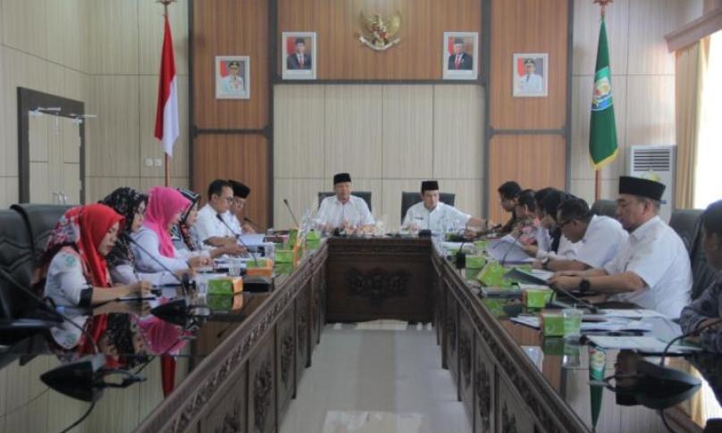 Gubernur Bengkulu Rohidin Mersyah menyoroti kenaikan iuran BPJS yang naik hingga 100 Persen, menurutnya kenaikan iuran ini juga harus diringi dengan peningkatan pelayanan yang maksimal kepada masyarakat.