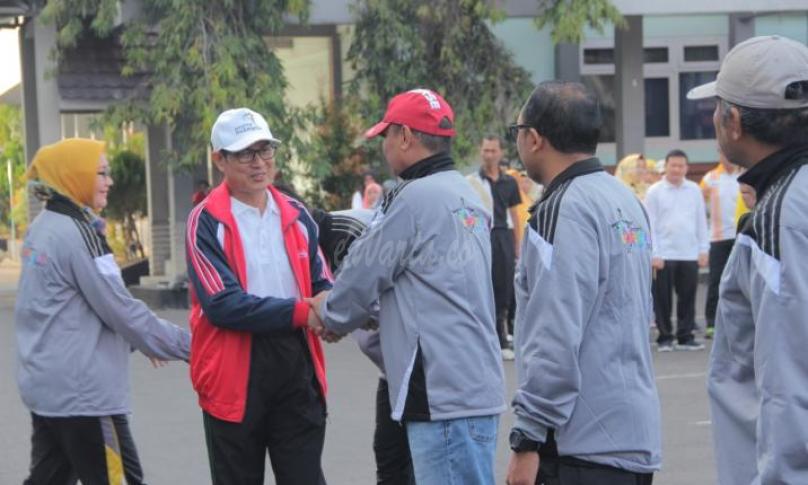 Asisten III Setda Provinsi Bengkulu Gotri Suyanto secara resmi melepas Peserta PORNAS KORPRI ke XV Bangka Belitung, di Lapangan Apel Kantor Gubernur, Jumat (8/11).