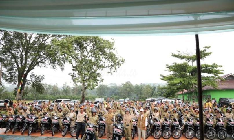 Kunjung kerja di Kabupaten Rejang Lebong, Gubernur Rohidin menyerahkan 77 unit kendaraan operasional Penyuluh Pertanian Lapangan Provinsi Bengkulu, yang bertugas di Kabupaten Rejang Lebong.