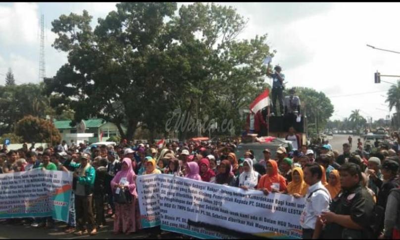 Demo, ribuan warga tuntut keadilan ke Pemerintah Provinsi Bengkulu, Rabu (27/11).