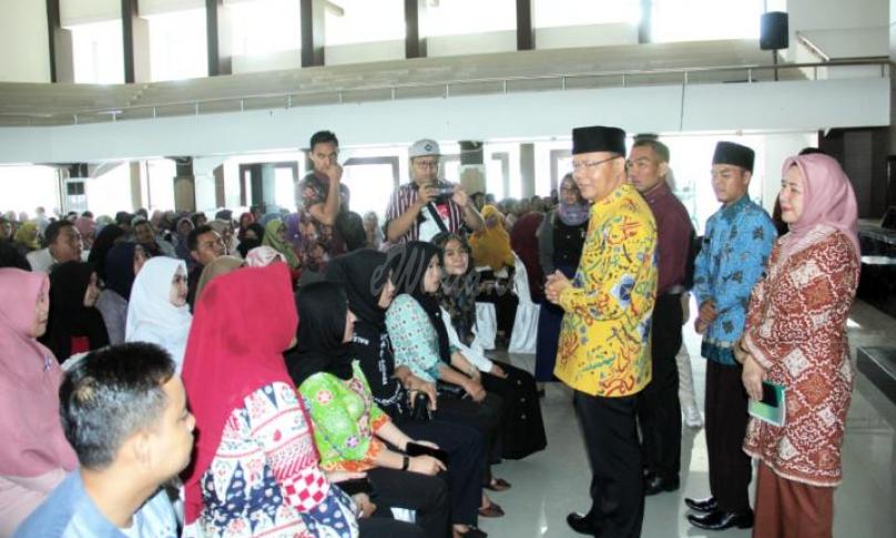 Gubernur Bengkulu (Dr. H. Rohidin Mersyah) tegaskan kepada pelamar CPNS untuk tidak percaya Makelar atau Calo.