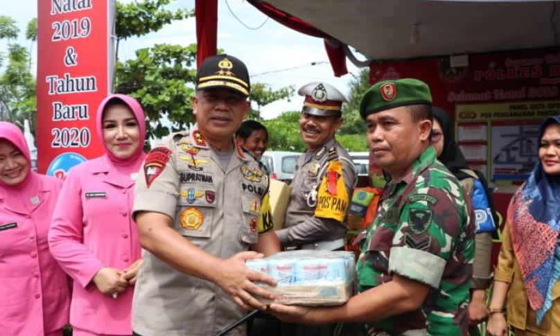 Kapolda serahkan bingkisan kepada petugas piket.