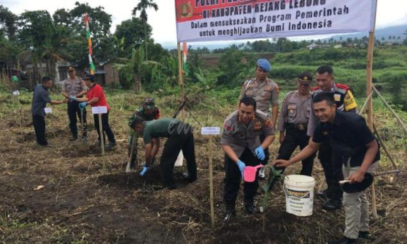 Kapolres Rejang Lebong pimpin langsung penanaman pohon buah-buahan.