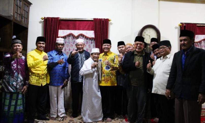 Tokoh dan masyarakat Rejang Lebong foto bersama Gubernur.