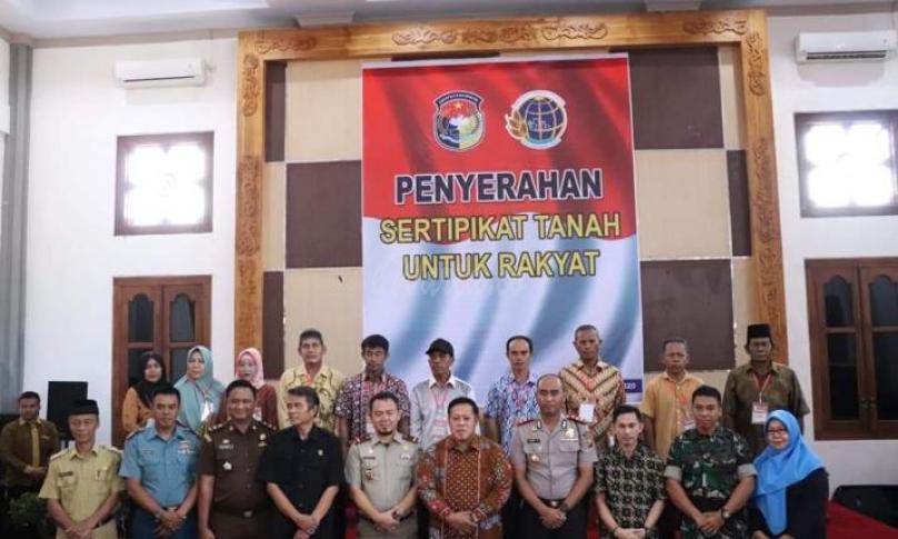 Usai penyerahan sertifikat dilakukan foto bersama 
