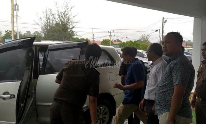 Dua tersangka Fery Lastoni dan Syamsul Asri saat digelandang naik ke mobil Kejaksaan Negeri Seluma.