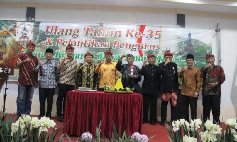 Penjabat (Pj) Sekda Provinsi Bengkulu Hamka Sabri hadir pada HUT ke-35 & Pelantikan Pengurus Ikatan Keluarga Jawa Timur (IKJT) Provinsi Bengkulu, di Aula Pertemuan Hotel Latansa Kota Bengkulu, Sabtu (18/01).