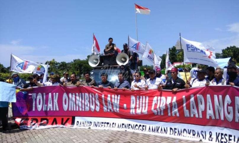 Ratusan buruh lakukan aksi demo tolak kenaikan BPJS dan Omnibus Law. 