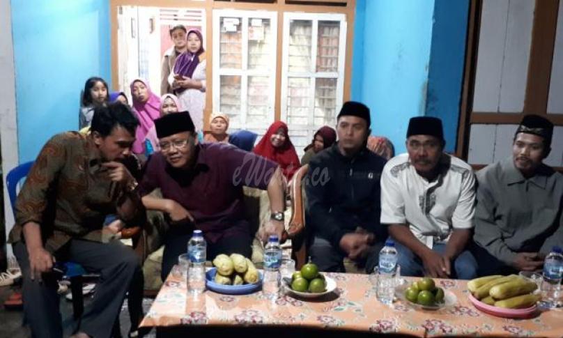 Tampak keakraban Gubernur Bengkulu bersama warga.