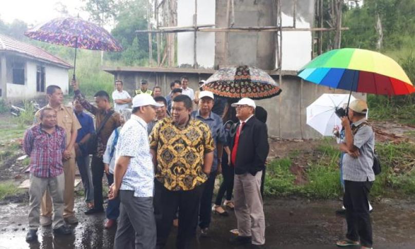Cuaca hujan tak menyurutkan Gubernur Bengkulu dan rombongan meninjau lokasi pembangunan gapura perbatasan.