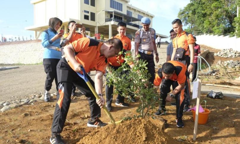 Kapolda lakukan penanaman penghijauan bersama pejabat utama Polda Bengkulu.
