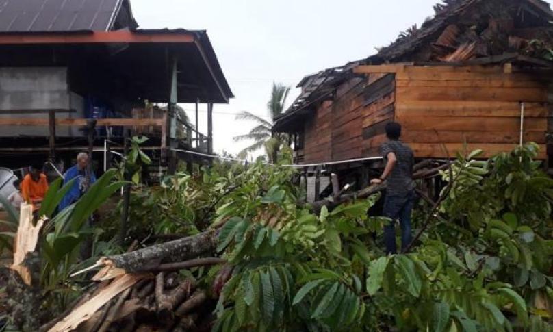 Salah satu rumah warga yang terkena angin puting beliug.