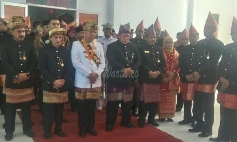 Gubernur berswafoto bersama 