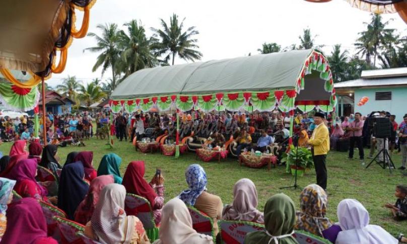 Gubernur Rohidin Mersyah meninjau jalan di Kecamatan Selagan Raya yang rencananya menjadi akses baru yang akan menghubungkan Bengkulu dengan Provinsi Jambi. 