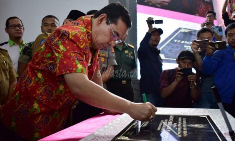 Peresmian Gedung Serba Guna ditandai dengan penandatanganan prasasti.