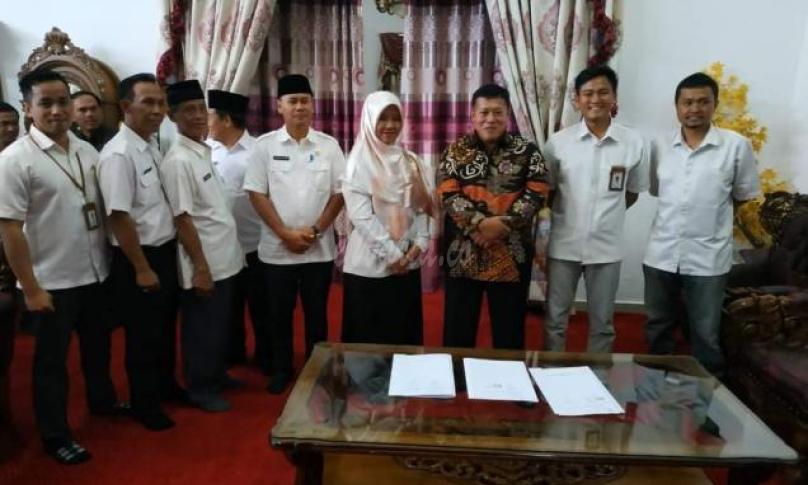 Bupati Choirul Huda berfoto bersama usai melaksanakan Teken MoU bersama PT. PLN, Rabu (11/03/20).