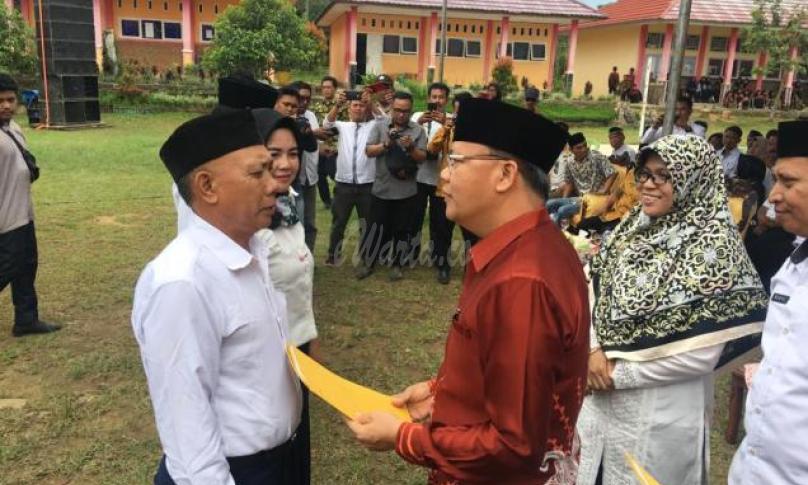 Penyerahan SK Guru GTT dan PTT di Rejang Lebong, Rabu (11/03/20).