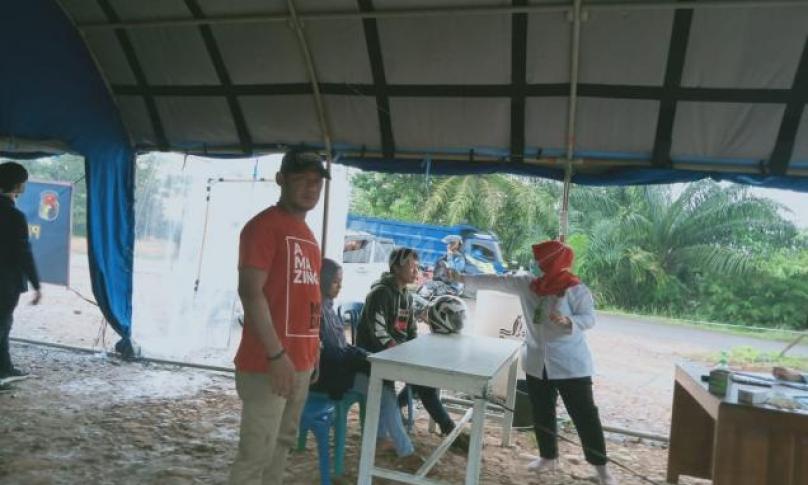 Pengecekan kesehatan oleh petugas medis.