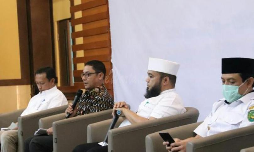 Kepala OJK perwakilan Bengkulu, Yusri pada acara press conference di Bank Pembangunan Bengkulu (BPD) yang dihadiri Walikota Bengkulu Helmi Hasan, SE Kamis siang (26/3/20).