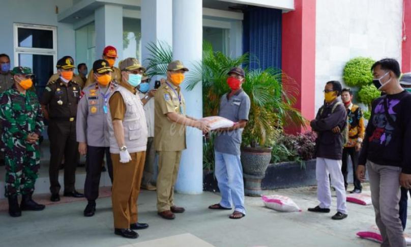 menyerahkan bantuan bahan pokok berupa beras sebanyak 5 ton secara simbolis kepada masyarakat/ kelompok pekerja terdampak Covid-19 didampingi Forkopimda di Kantor Bupati Seluma, 20/04.