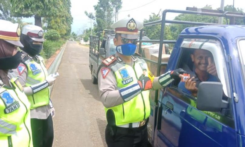 Satlantas Polres Bengkulu Utara bagikan masker, vitamin dan cek kesehatan gratis ke sejumlah pengendara yang melintas. 