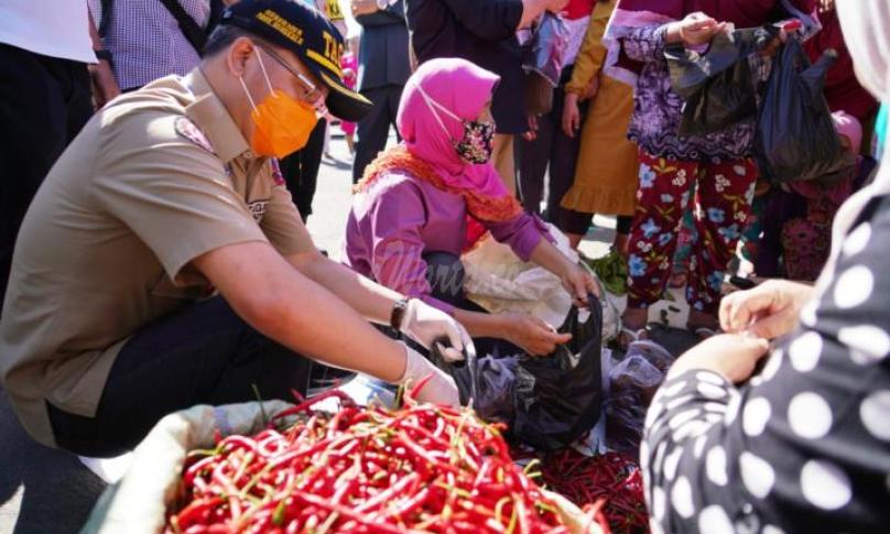 Gubernur Bengkulu saat mengunjungi Kabupaten Lebong dan membagikan bantuan sosial.