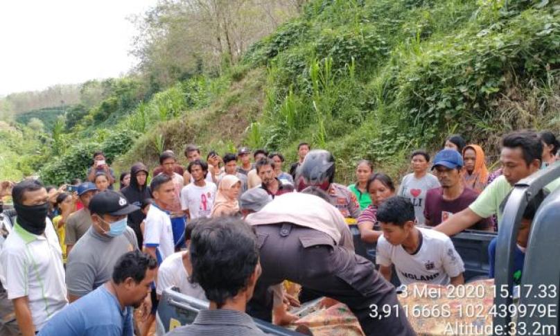 Korban ditemukan meninggal dunia saat di evakuasi warga dan kepolisian Sektor Sukaraja.