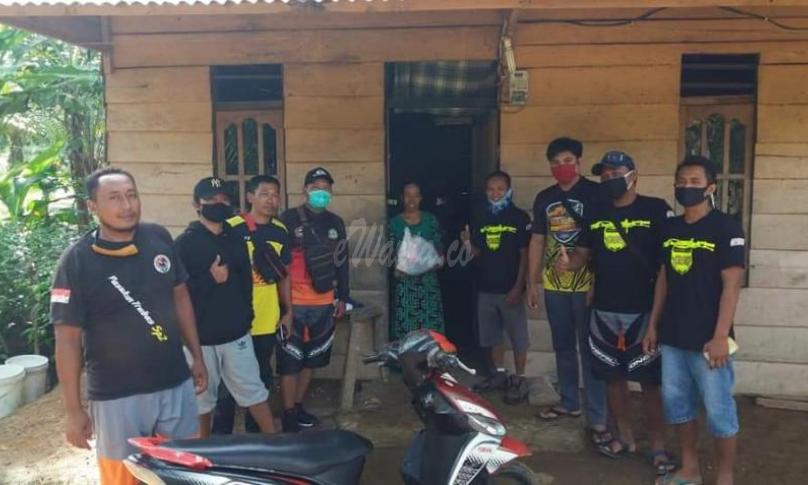 Patut ditiru, gunakan dana pribadi, komunitas trail Sp 2 Majunto Mukomuko berbagi sembako ke warga.