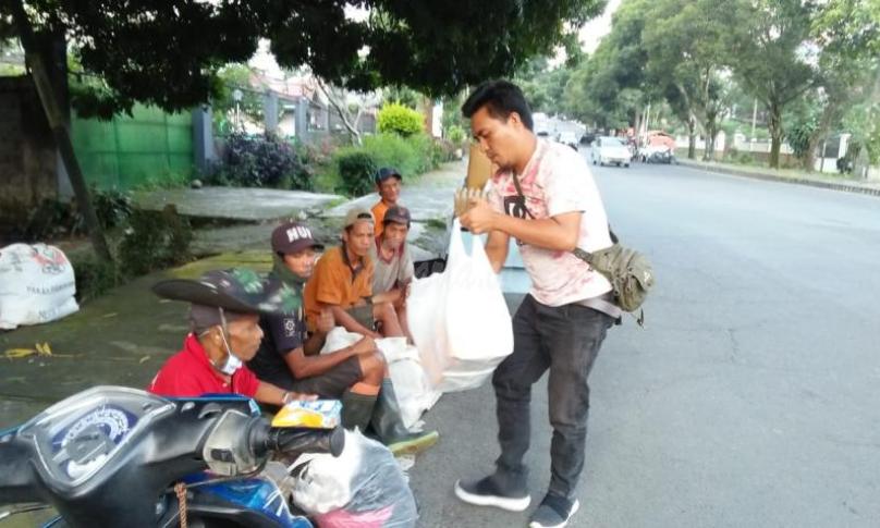 Pembagian nasi kotak kepada warga terdampak covid-19 di Rejang Lebong.
