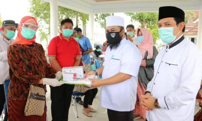 Bantuan ini diserahkan langsung Walikota Bengkulu Helmi Hasan didampingi Wakil Walikota Bengkulu Dedy Wahyudi kepada perwakilan tenaga medis di Unit Pelaksana Teknis Dinas (UPTD) Kesehatan Puskesmas Kota Bengkulu, di Balai Kota, Jumat (22/5/2020).