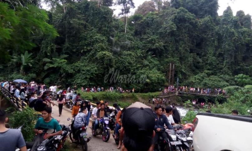 Tampak Ratusan pengunjung memadati obyek wisata Palak Siring Batu Layang, Bengkulu Utara.