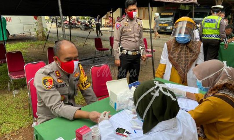 Kapolres Mukomuko, AKBP Andi Arisandi ikut serta dalam kegiatan donor darah.