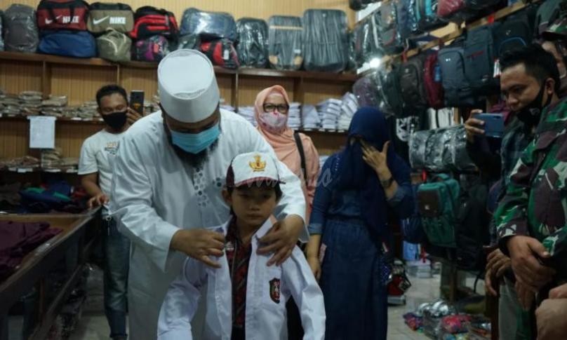 Saat memakaikan seragam kepada Muhammad Latif, Helmi mengungkapkan bahwa anak – anak di Kota Bengkulu wajib sekolah dan mendapat pendidikan yang layak.