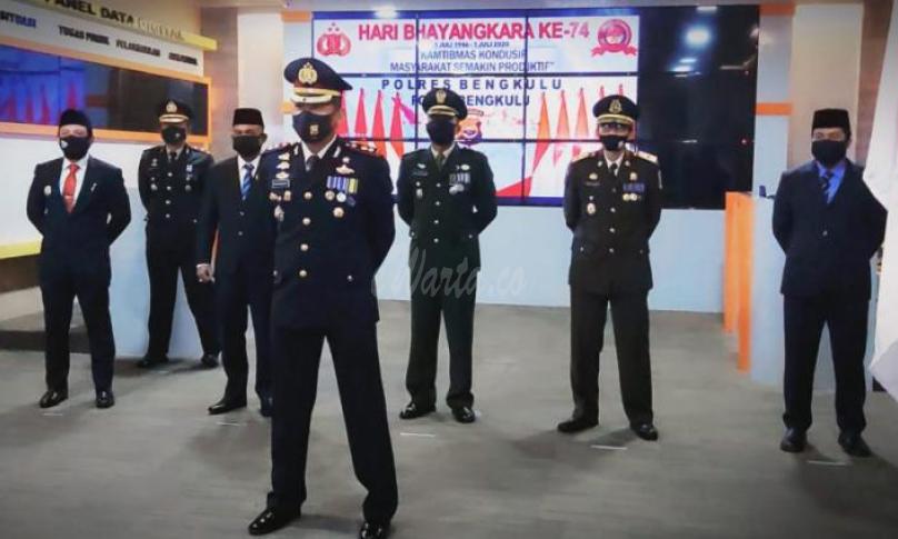 Wakil Walikota Bengkulu Dedy Wahyudi Rabu pagi (1/7/2020) mewakili Walikota Bengkulu Helmi Hasan menghadiri upacara peringatan hari Bhayangkara ke-74 di Mapolres Bengkulu. Upacara dilakukan secara virtual di dalam ruangan Command Center.