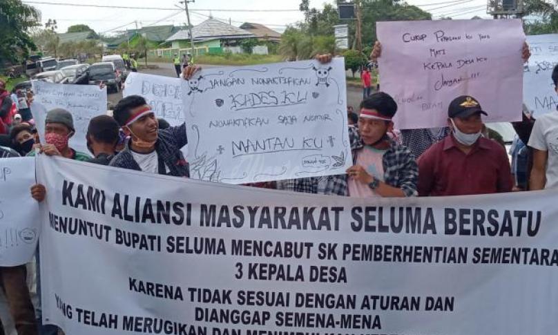 Massa pendemo saat menyampaikan orasinya di pintu masuk kantor Bupati Seluma.