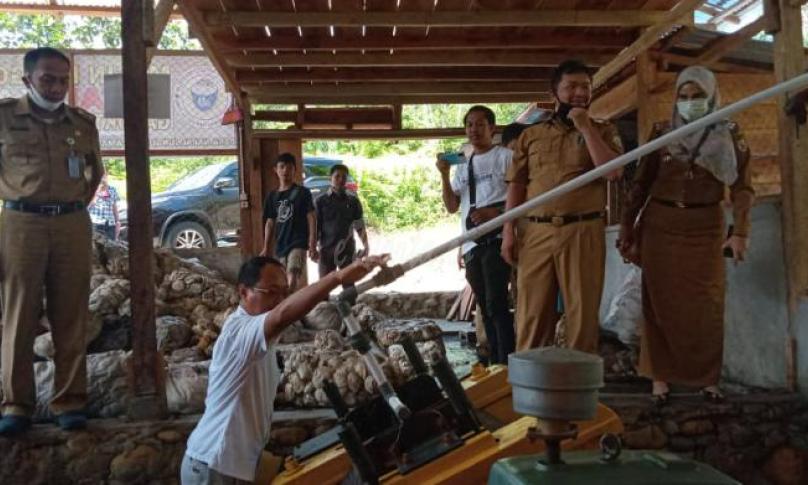 DPMPPTSP Provinsi Bengkulu meninjau pabrik penggilingan karet di Seluma yang ditutup