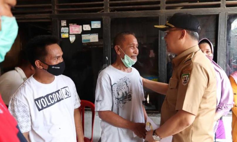 Gubernur Bengkulu, Rohidin Mersyah mengunjungi korban kebakaran