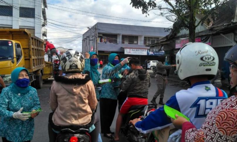 Bagi masker di pasar