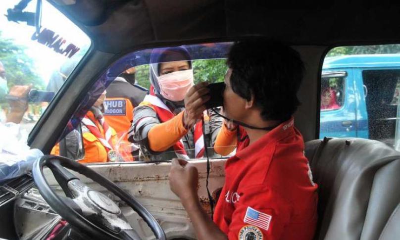 Ilustrasi pembagian masker