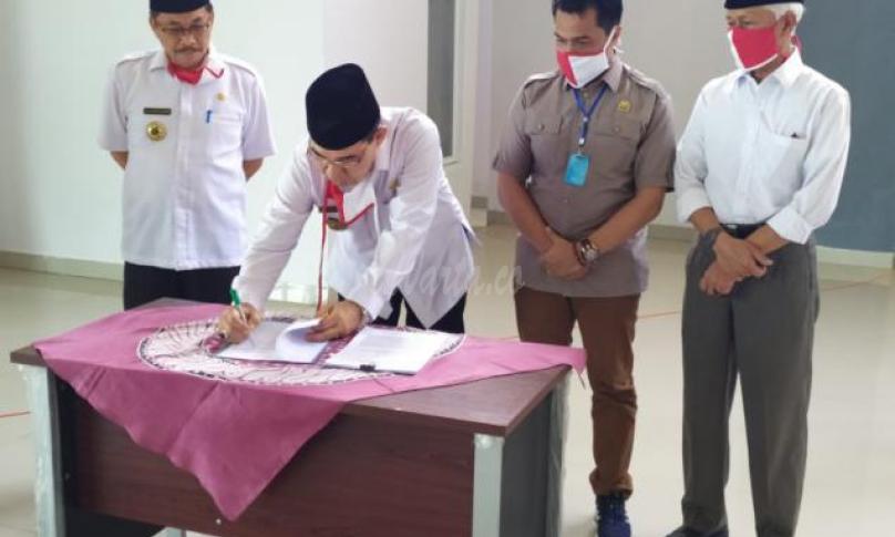 Hijazi berikan piagam penghargaan