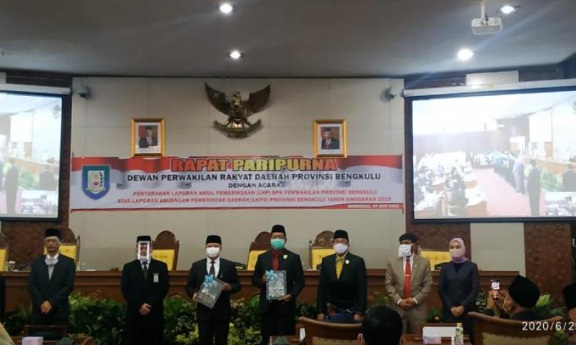 Rapat Paripurna DPRD Provinsi Bengkulu dengan agenda penyerahan LHP BPK kepada Pemerintah Provinsi (Pemprov) Bengkulu, Senin (29/6).