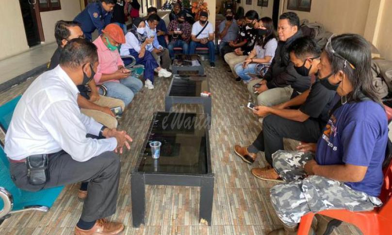 silaturahmi dengan Kapolres Lutra, AKBP Agung Danargito diwakili Kasat Intel didampingi Kasubbag Humas Polres Lutra, Iptu Muh Latief