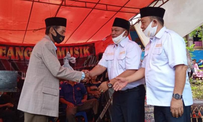 Erwin-Gustianto Serahkan Languai ke Tokoh Adat Talo