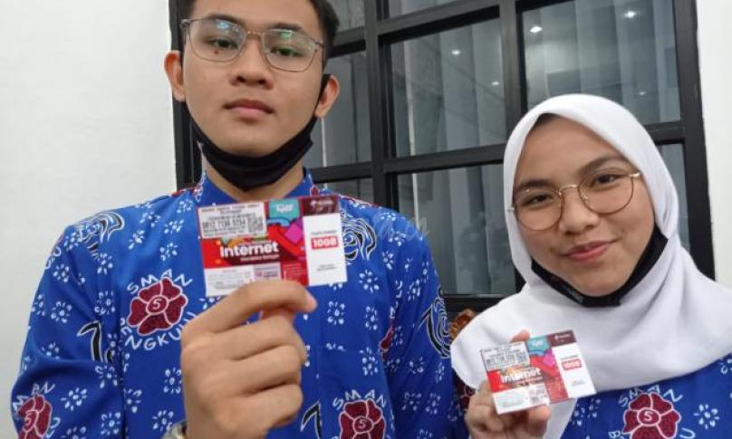Pelajar penerima internet gratis